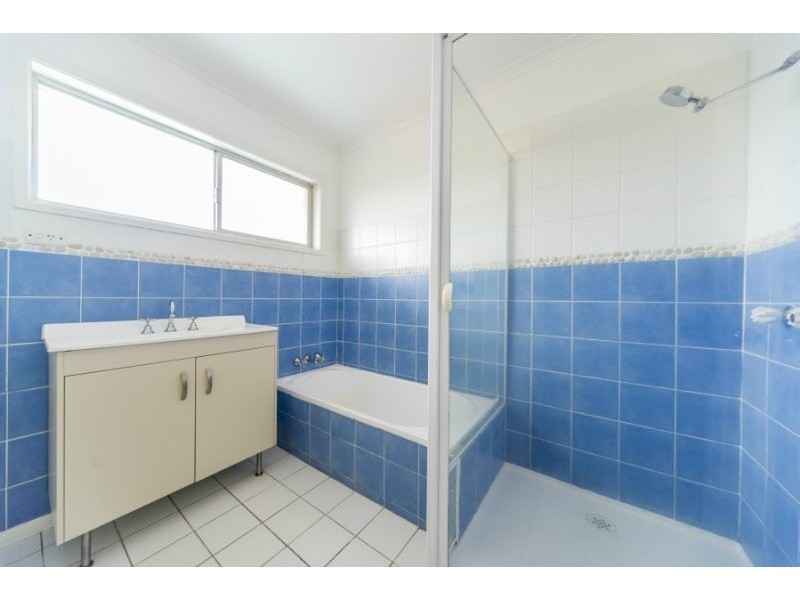 11 Robin Avenue, Paradise Point QLD 4216