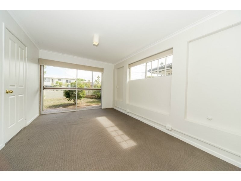 11 Robin Avenue, Paradise Point QLD 4216