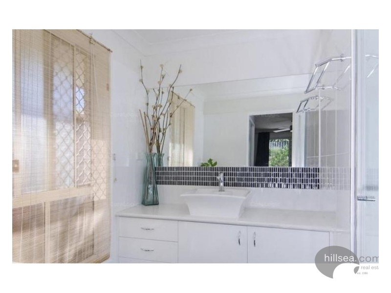 8 County Close, Parkwood QLD 4214