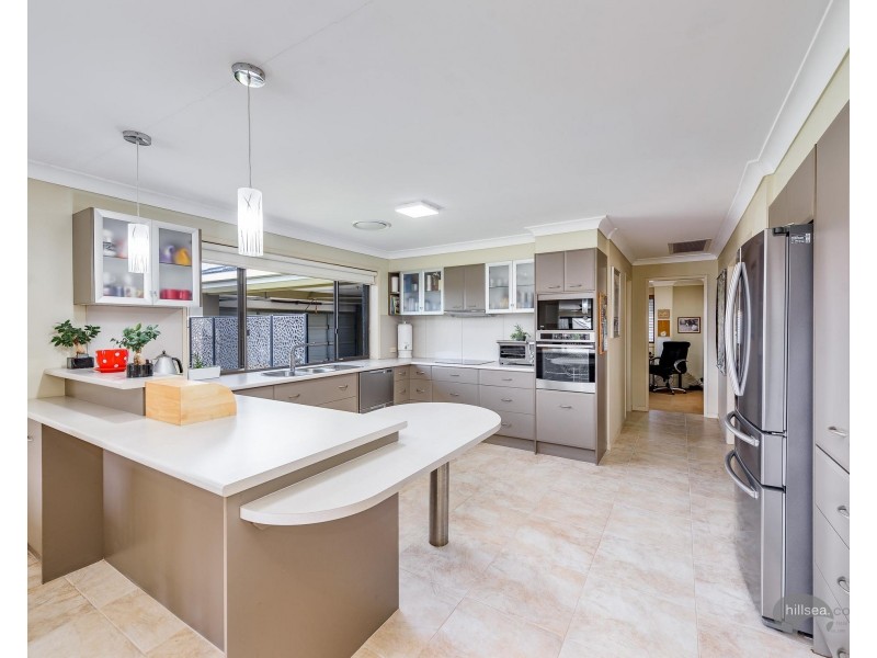 24 Tradewinds Avenue, Paradise Point QLD 4216