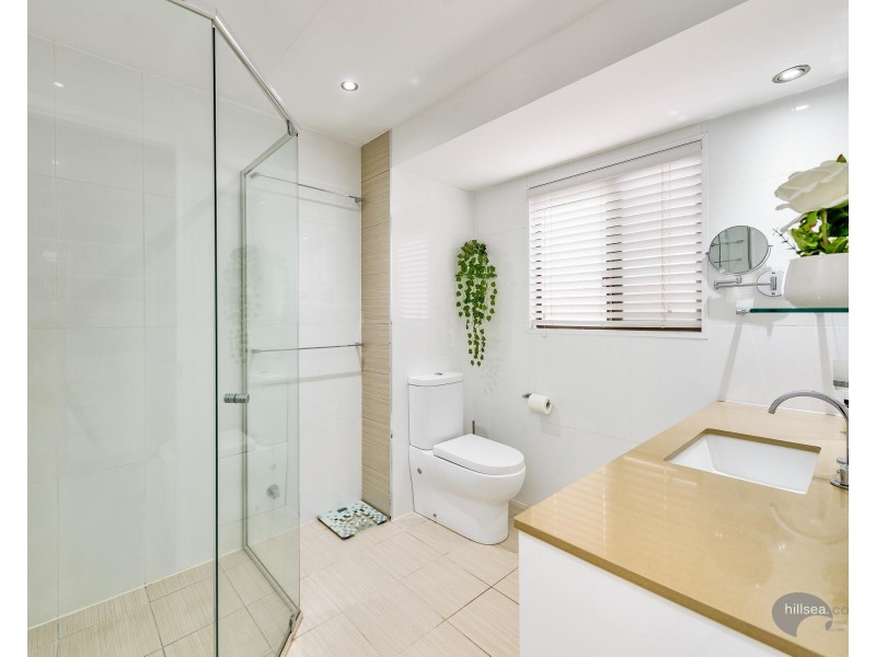 24 Tradewinds Avenue, Paradise Point QLD 4216