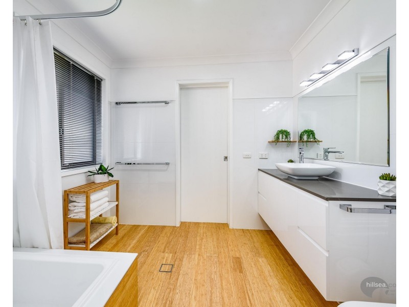 24 Tradewinds Avenue, Paradise Point QLD 4216