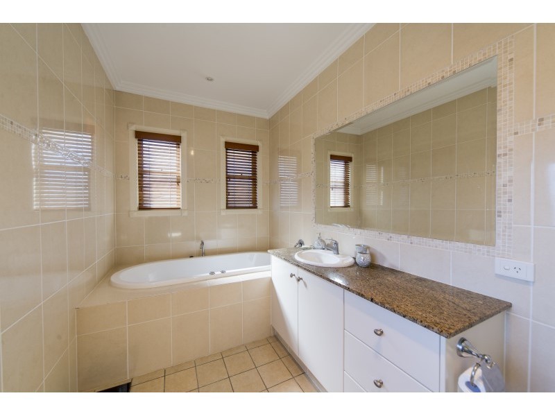 2/22 Nankeen Avenue, Paradise Point QLD 4216