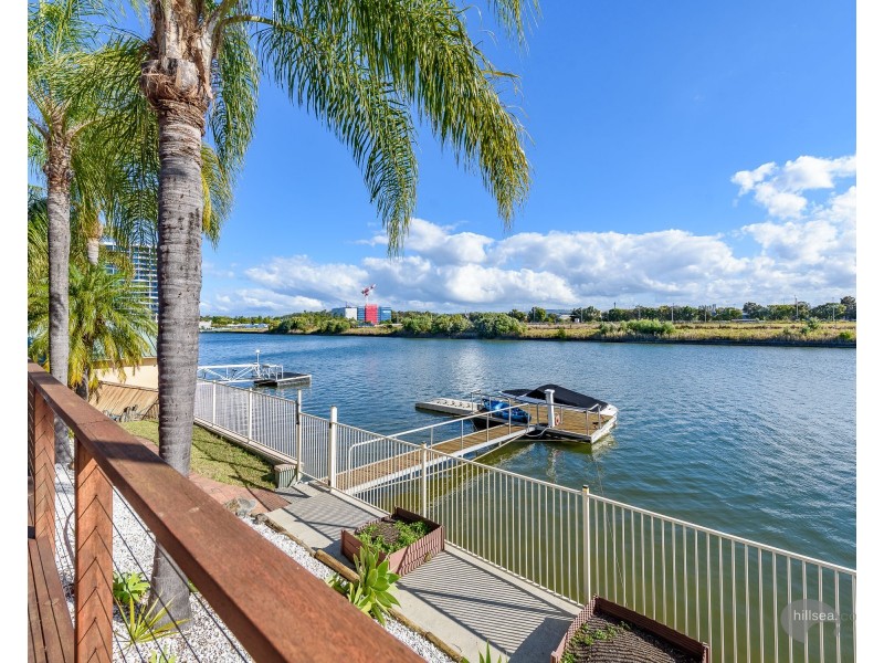 8 Anchorage Way, Biggera Waters QLD 4216