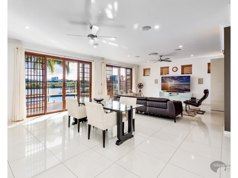 8 Anchorage Way, Biggera Waters QLD 4216