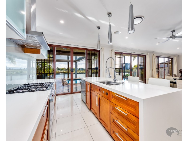 8 Anchorage Way, Biggera Waters QLD 4216