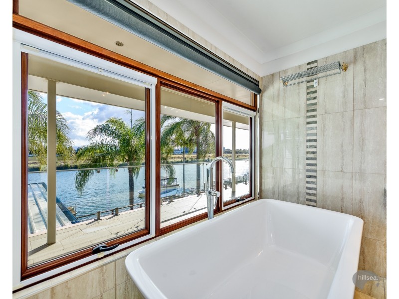 8 Anchorage Way, Biggera Waters QLD 4216