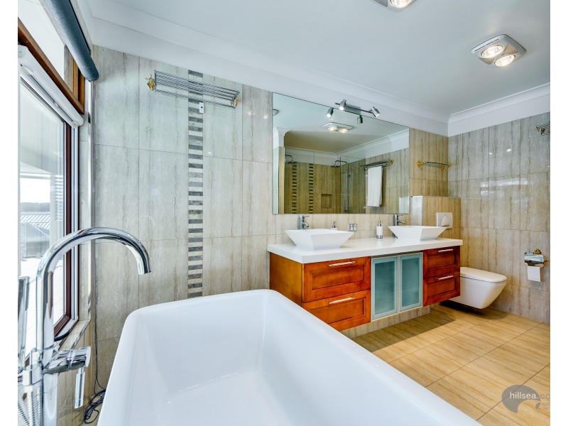 8 Anchorage Way, Biggera Waters QLD 4216