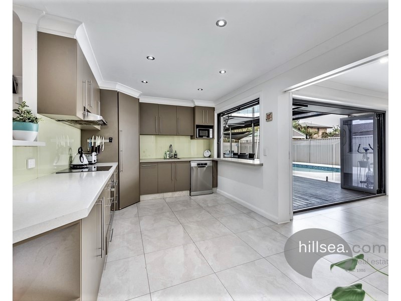 10 Tradewinds Avenue, Paradise Point QLD 4216