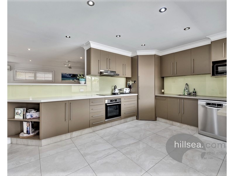 10 Tradewinds Avenue, Paradise Point QLD 4216