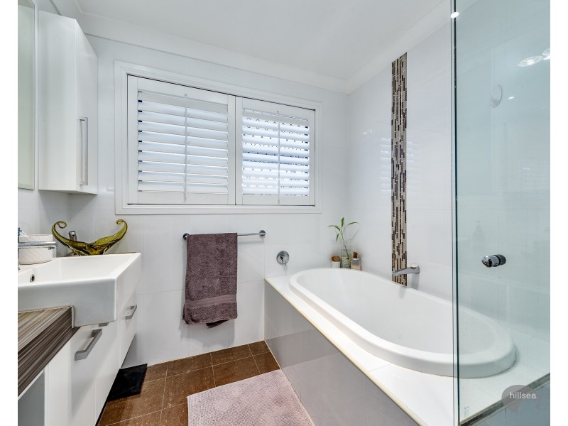 10 Tradewinds Avenue, Paradise Point QLD 4216