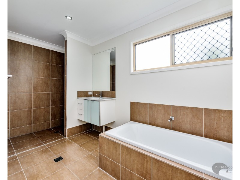 2/18 Fourth Avenue, Labrador QLD 4215