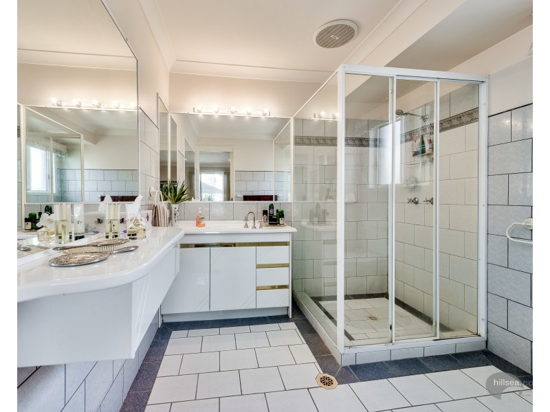 40 Anchorage Way, Biggera Waters QLD 4216