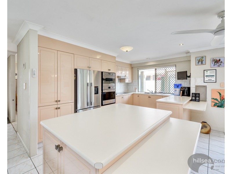 8 Lakefield Crescent, Paradise Point QLD 4216