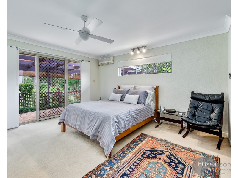 8 Lakefield Crescent, Paradise Point QLD 4216