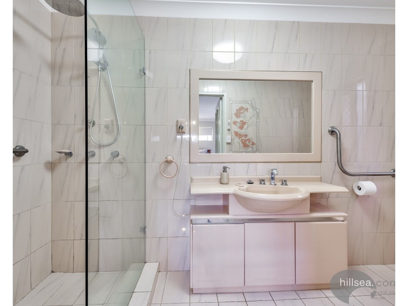 8 Lakefield Crescent, Paradise Point QLD 4216