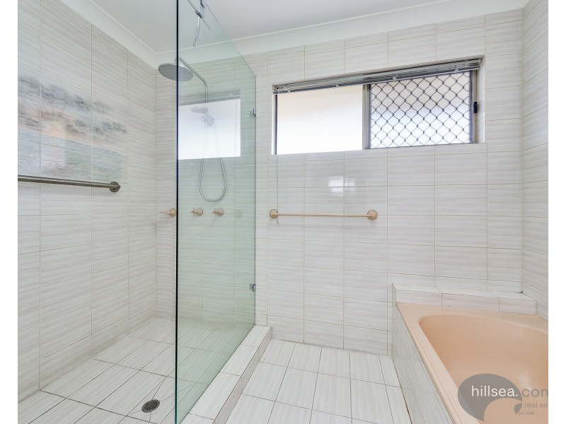 8 Lakefield Crescent, Paradise Point QLD 4216