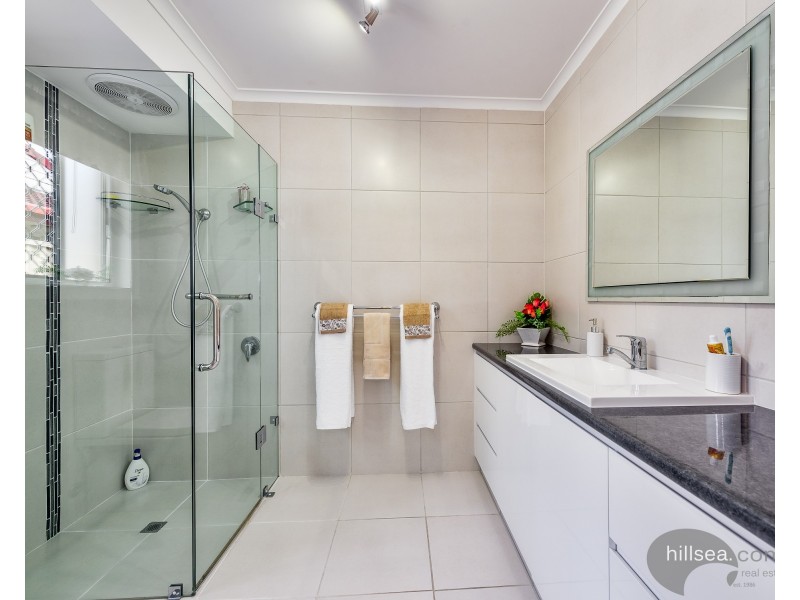 1/4 Warrie Close, Paradise Point QLD 4216