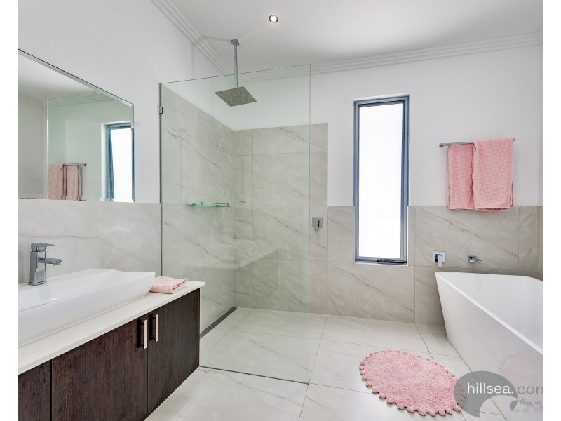 13 Plover Avenue, Paradise Point QLD 4216
