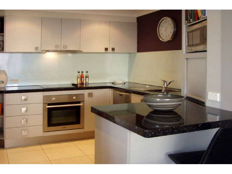 2/28 Errol Avenue, Paradise Point QLD 4216