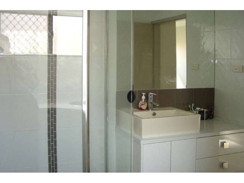 2/28 Errol Avenue, Paradise Point QLD 4216