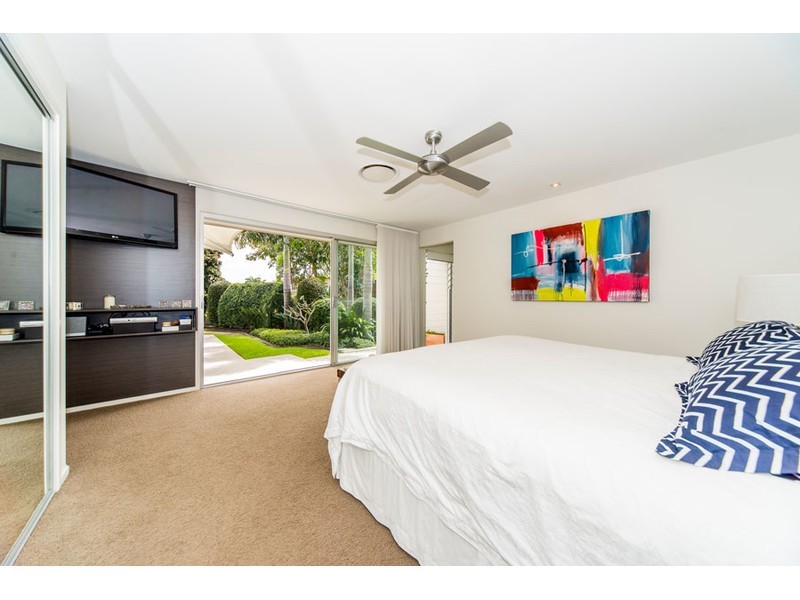 2 Tinba Court, Runaway Bay QLD 4216