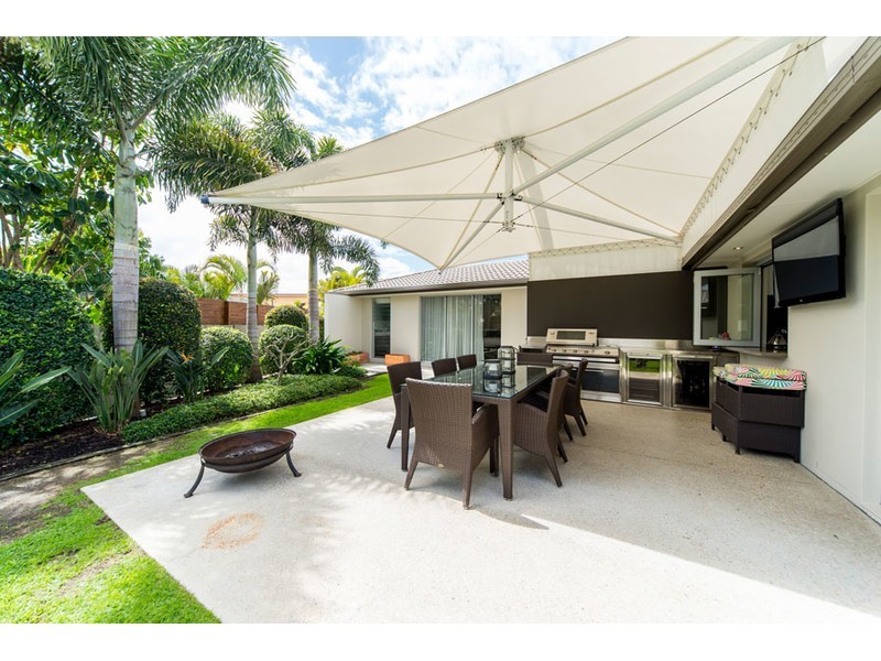 2 Tinba Court, Runaway Bay QLD 4216