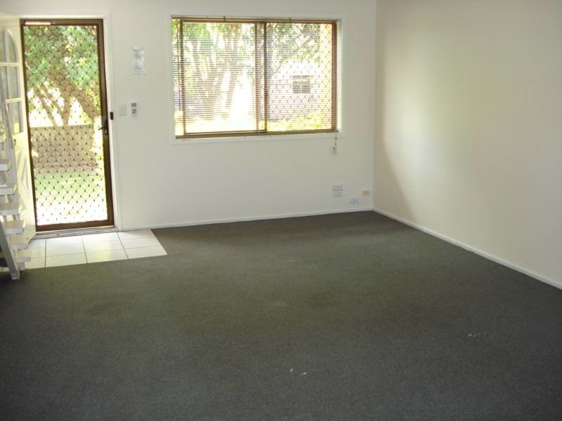2/11 Frank Street, Labrador QLD 4215
