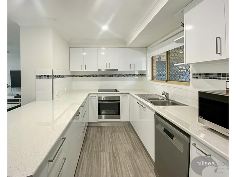 2/5 Burwood Court, Labrador QLD 4215
