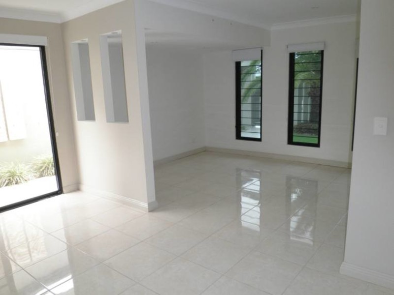 8 Marco Polo Place, Hollywell QLD 4216