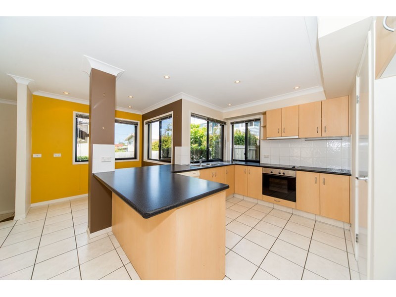 2/4 Wynflo Street, Labrador QLD 4215