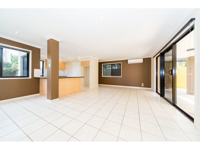 2/4 Wynflo Street, Labrador QLD 4215