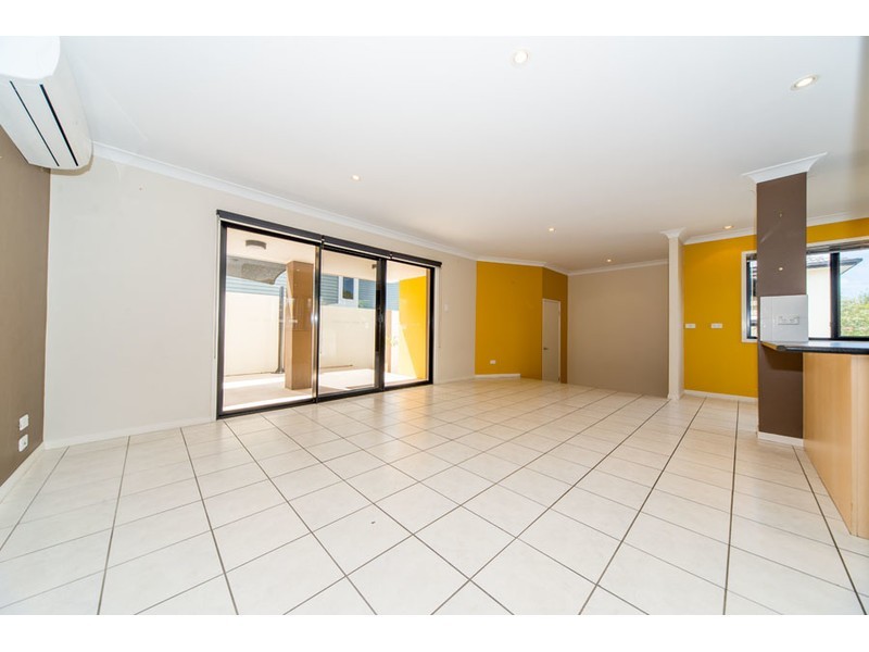 2/4 Wynflo Street, Labrador QLD 4215