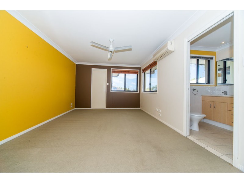 2/4 Wynflo Street, Labrador QLD 4215