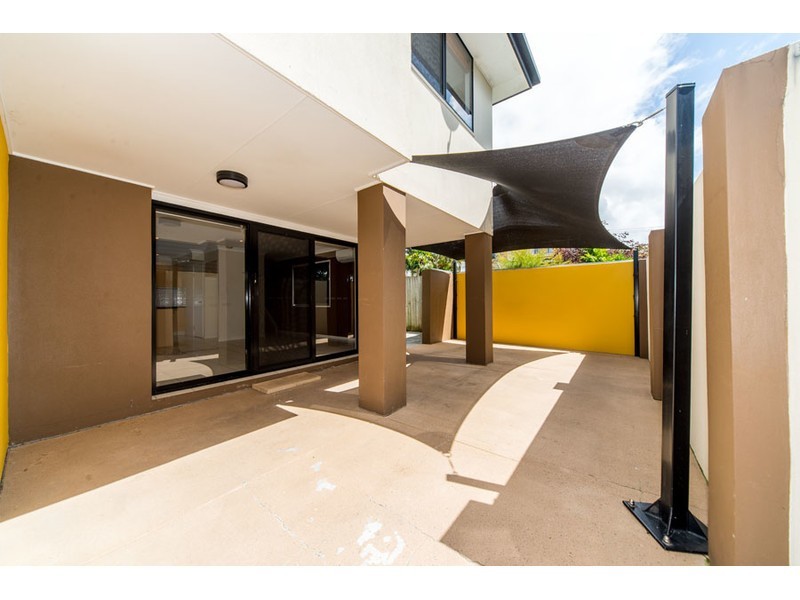 2/4 Wynflo Street, Labrador QLD 4215