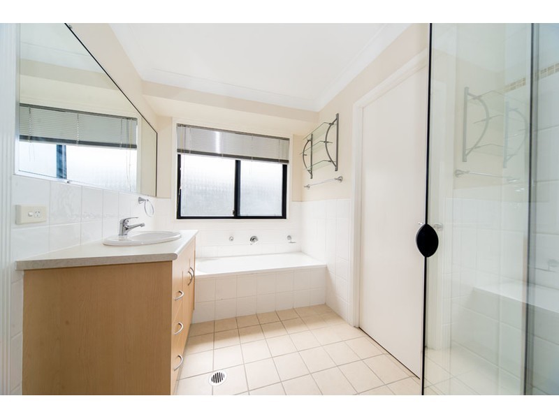 2/4 Wynflo Street, Labrador QLD 4215