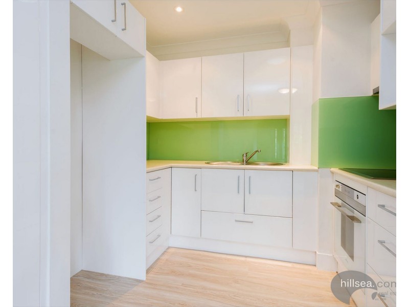4/4 Milton Avenue, Paradise Point QLD 4216
