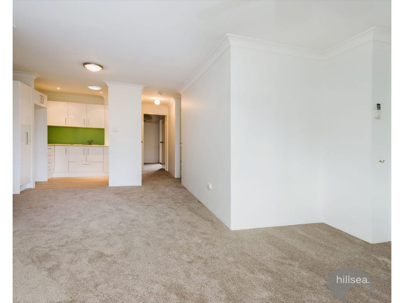 4/4 Milton Avenue, Paradise Point QLD 4216