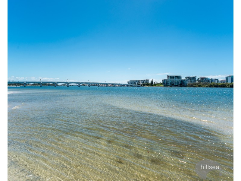 4/4 Milton Avenue, Paradise Point QLD 4216