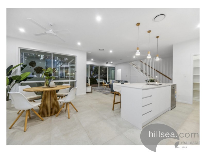 2/19 Killowill Avenue, Paradise Point QLD 4216