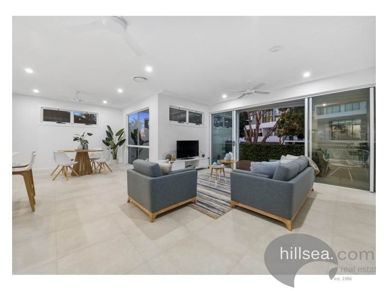 2/19 Killowill Avenue, Paradise Point QLD 4216