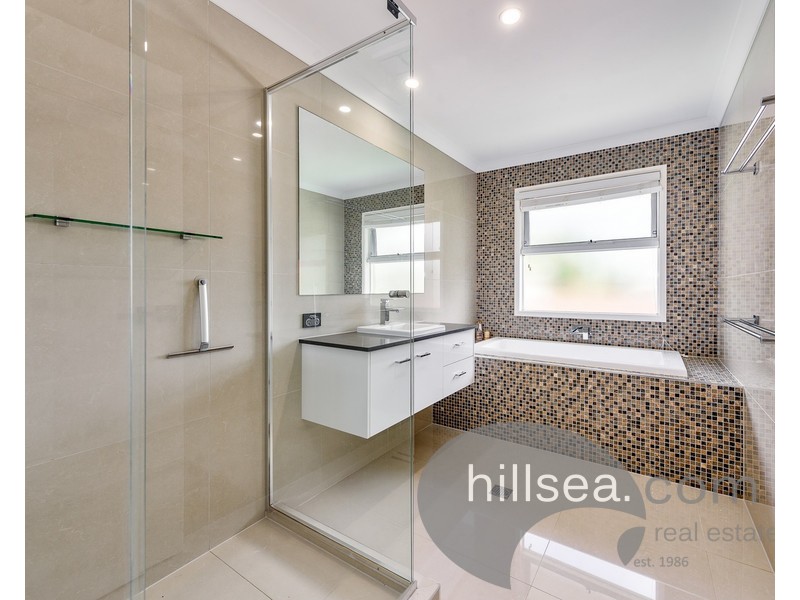 14 Akoonah Street, Hope Island QLD 4212