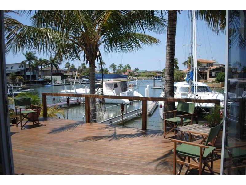 18 Hume Parade, Paradise Point QLD 4216
