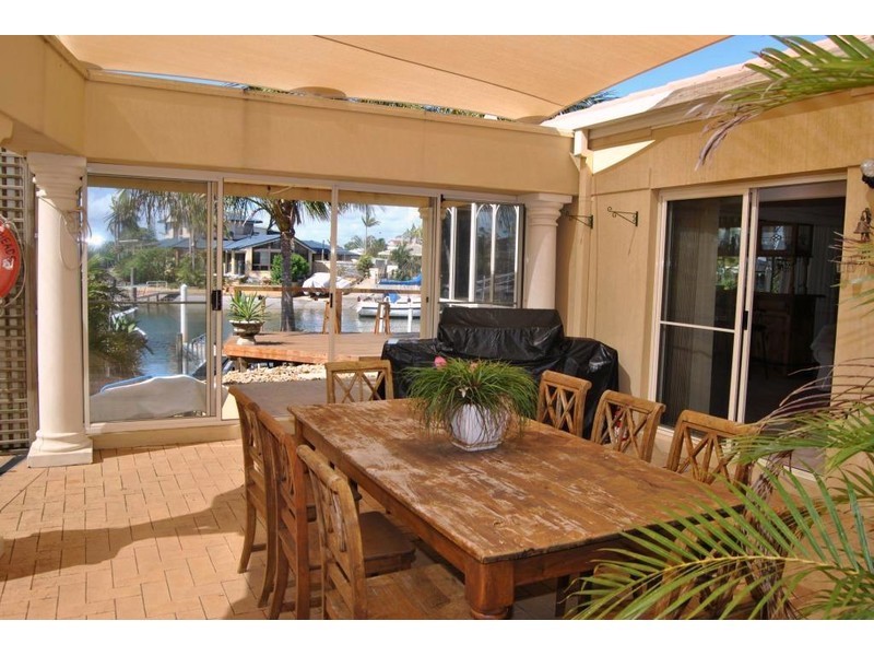 18 Hume Parade, Paradise Point QLD 4216