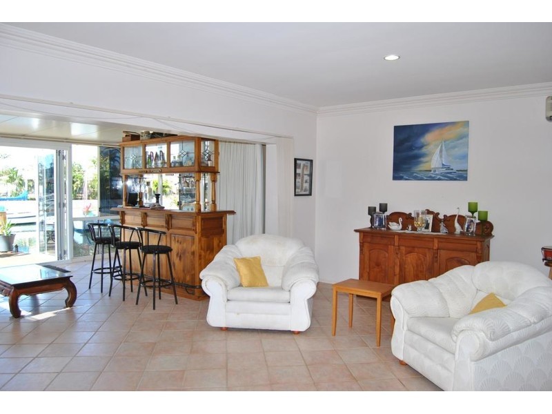 18 Hume Parade, Paradise Point QLD 4216