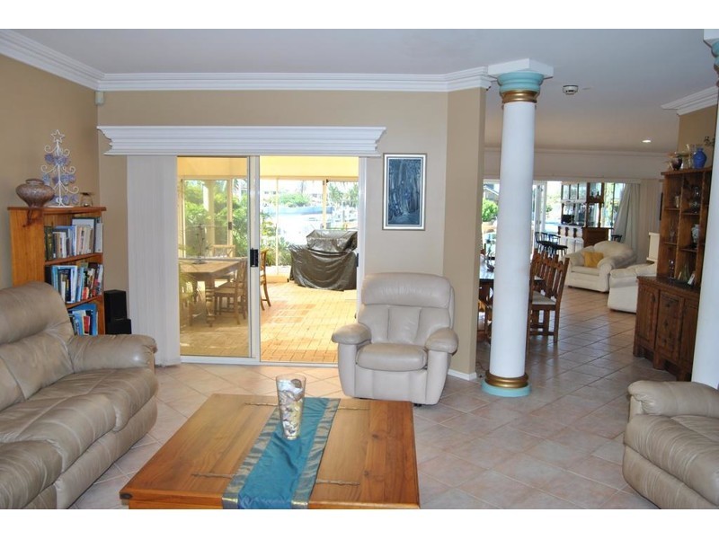 18 Hume Parade, Paradise Point QLD 4216