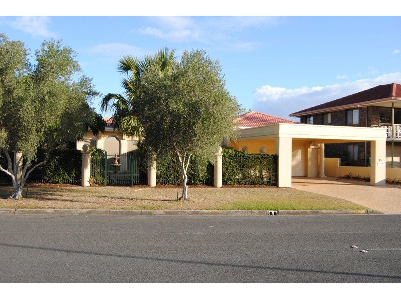 18 Hume Parade, Paradise Point QLD 4216