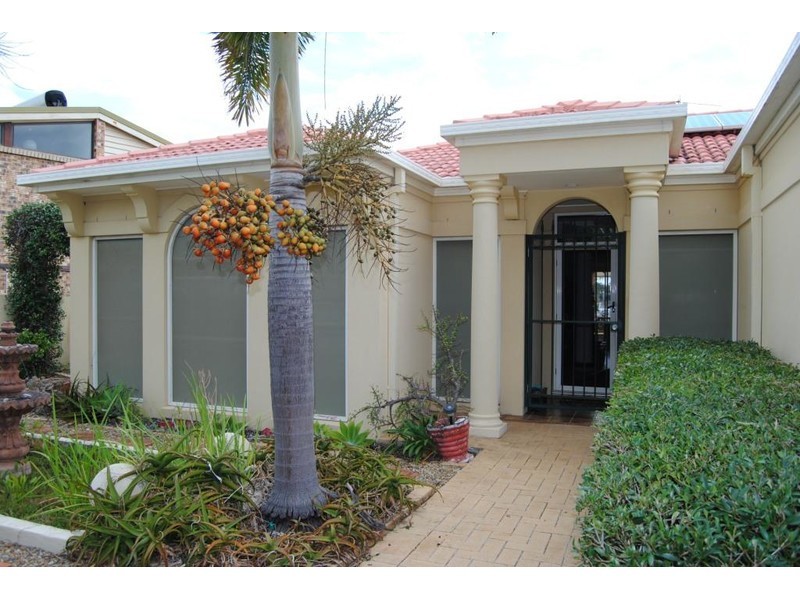 18 Hume Parade, Paradise Point QLD 4216