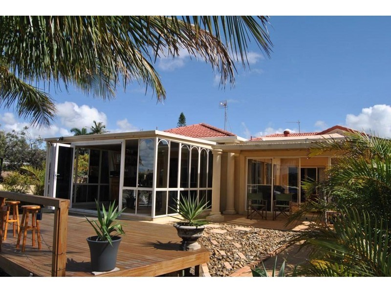 18 Hume Parade, Paradise Point QLD 4216