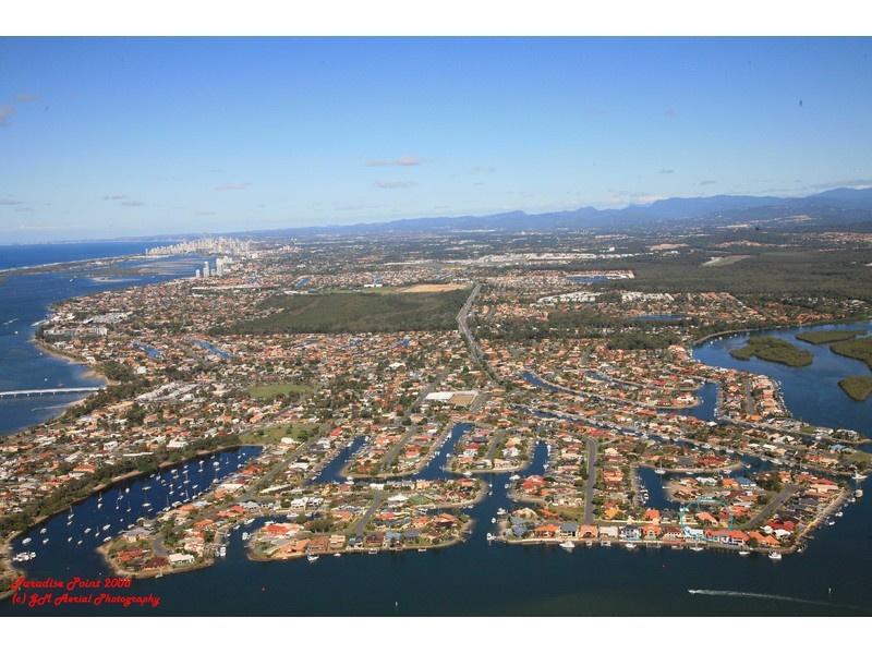 18 Hume Parade, Paradise Point QLD 4216